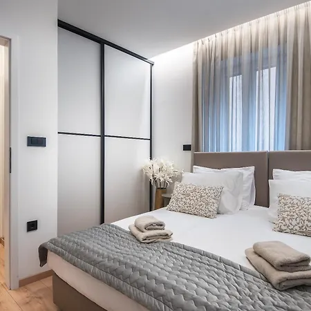 Arta Center - With Private Parking Pola