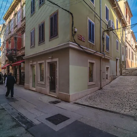 Arta Center - With Private Parking Appartamento Pola